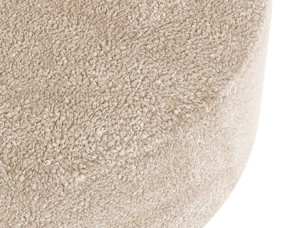 Weisse Sitzbank Dia von Micadoni mit gepolstertem Bouclé-Bezug, schwarzen Kunststoffbeinen und kompaktem, rechteckigem Design.