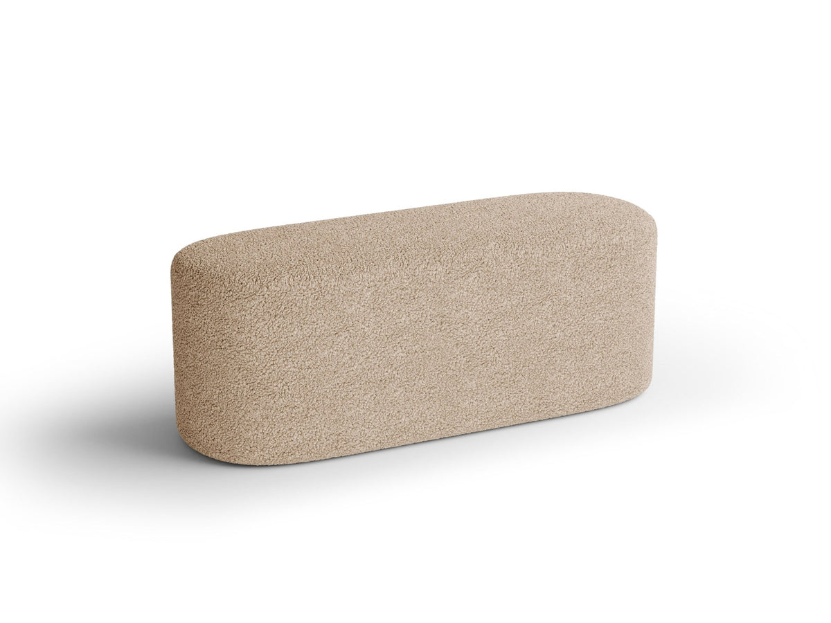 Weisse Sitzbank Dia von Micadoni mit gepolstertem Bouclé-Bezug, schwarzen Kunststoffbeinen und kompaktem, rechteckigem Design.