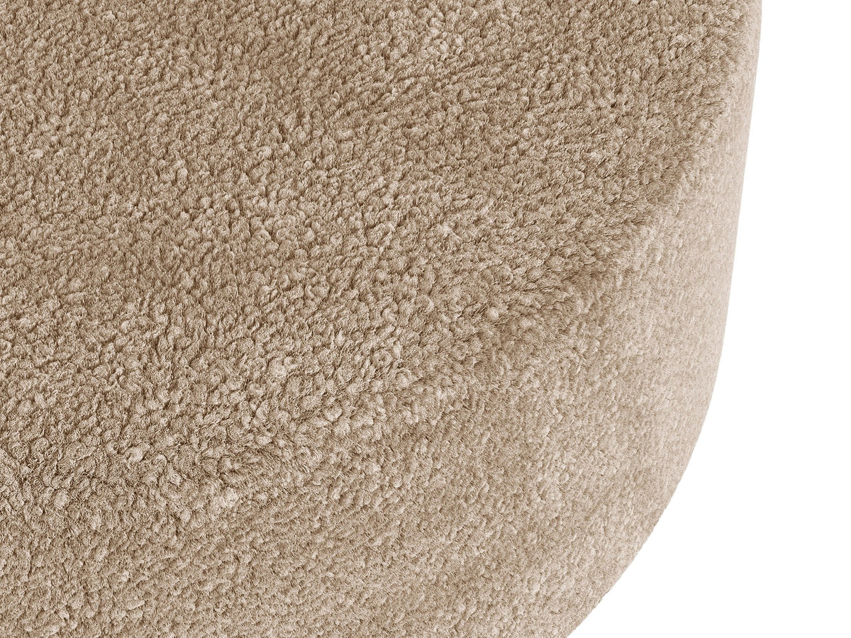 Weisse Sitzbank Dia von Micadoni mit gepolstertem Bouclé-Bezug, schwarzen Kunststoffbeinen und kompaktem, rechteckigem Design.