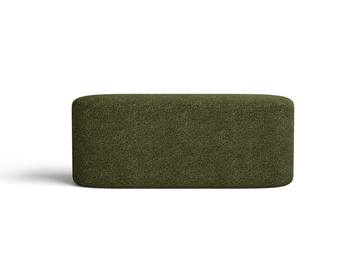 Weisse Sitzbank Dia von Micadoni mit gepolstertem Bouclé-Bezug, schwarzen Kunststoffbeinen und kompaktem, rechteckigem Design.
