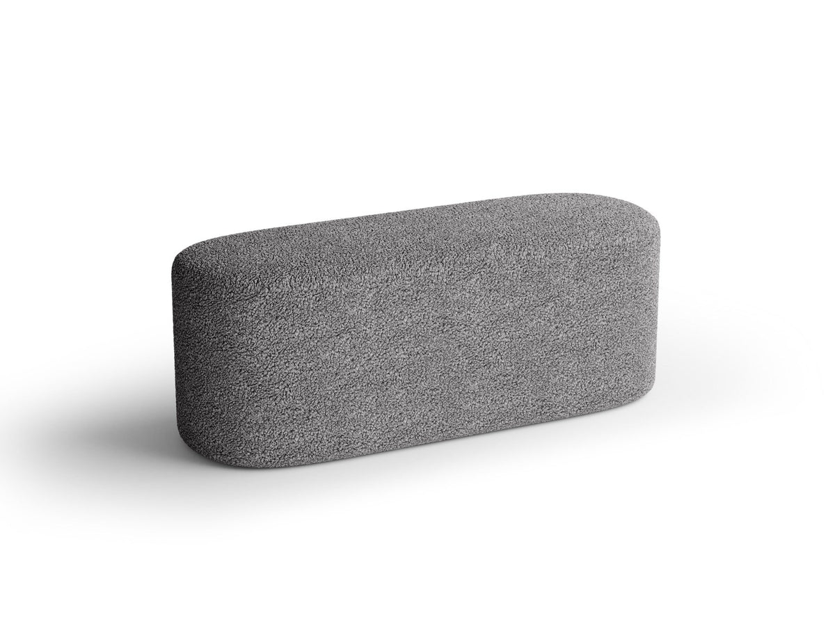 Weisse Sitzbank Dia von Micadoni mit gepolstertem Bouclé-Bezug, schwarzen Kunststoffbeinen und kompaktem, rechteckigem Design.