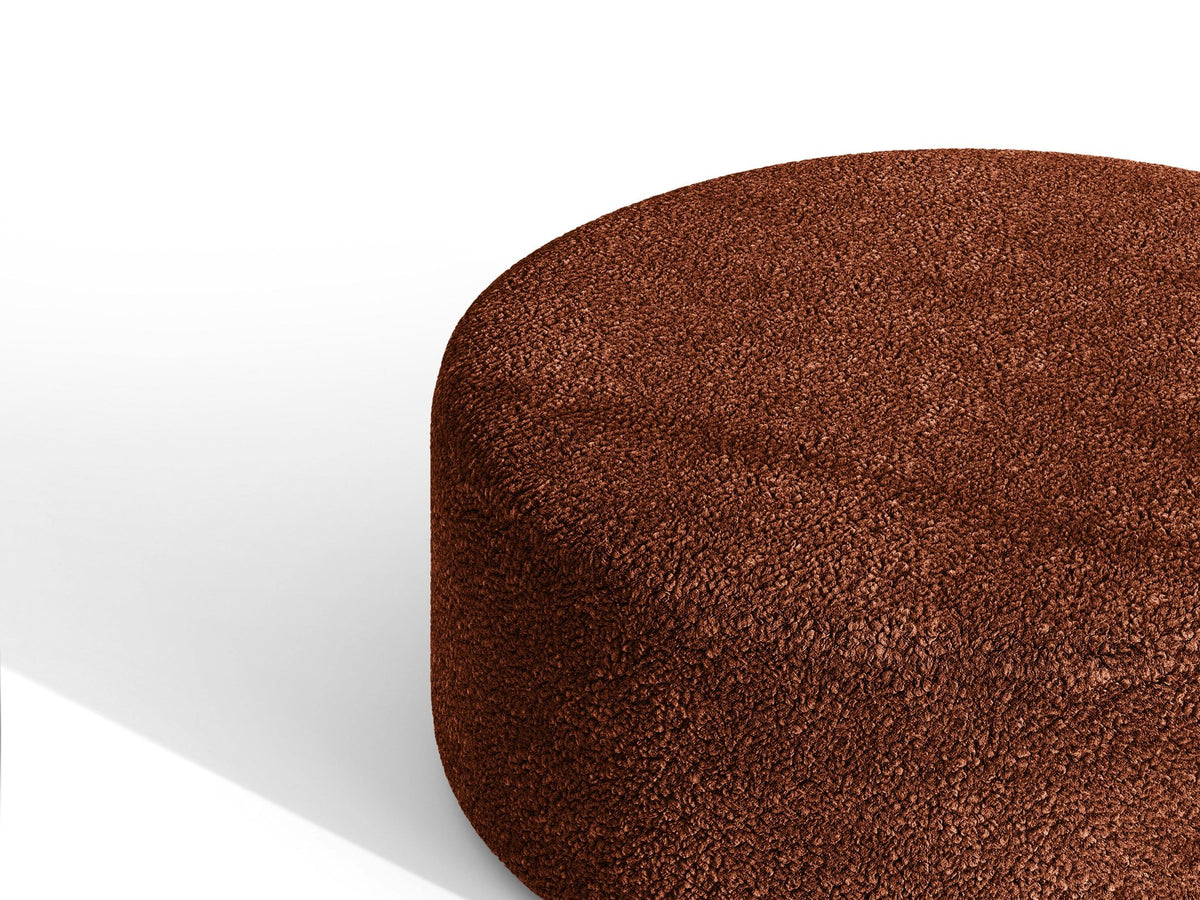 Weisse Sitzbank Dia von Micadoni mit gepolstertem Bouclé-Bezug, schwarzen Kunststoffbeinen und kompaktem, rechteckigem Design.