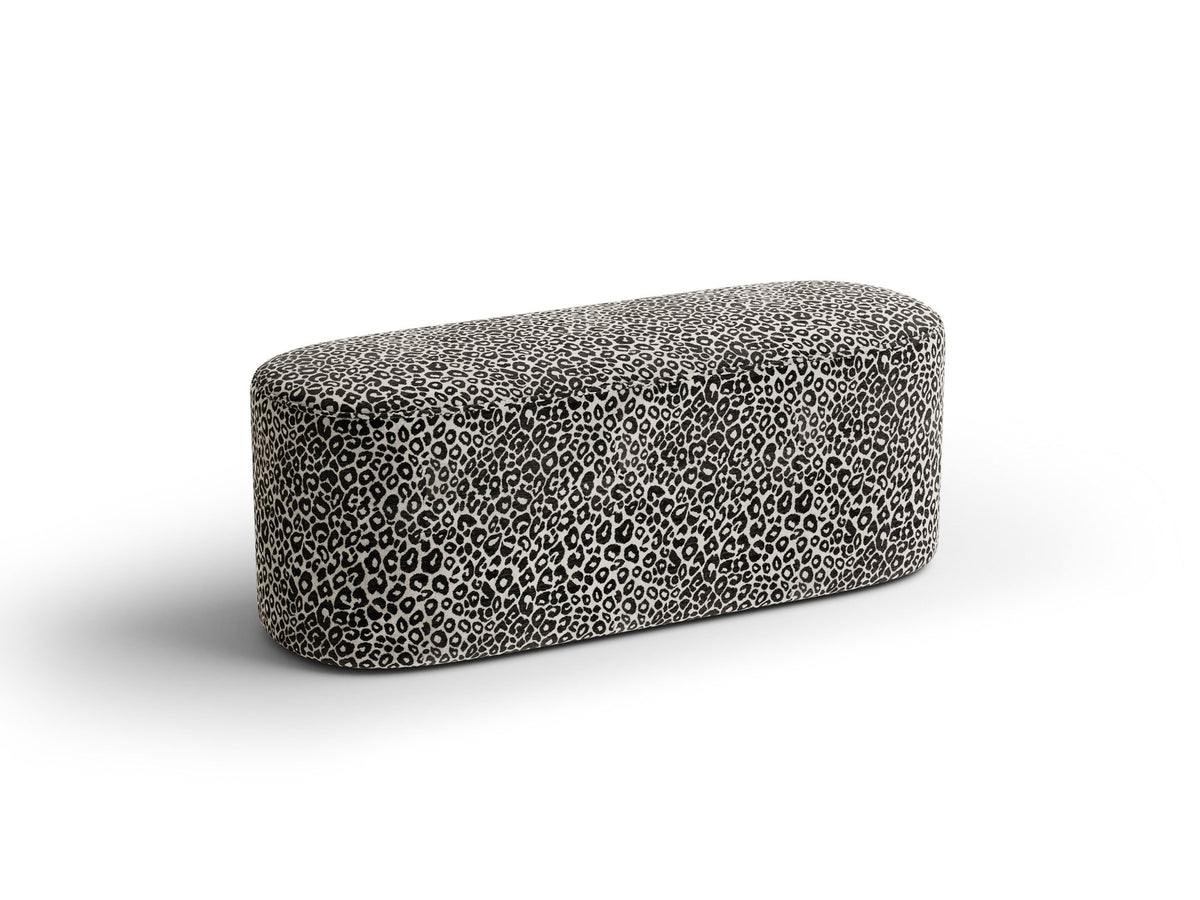 Weisse Sitzbank Dia von Micadoni mit gepolstertem Bouclé-Bezug, schwarzen Kunststoffbeinen und kompaktem, rechteckigem Design.