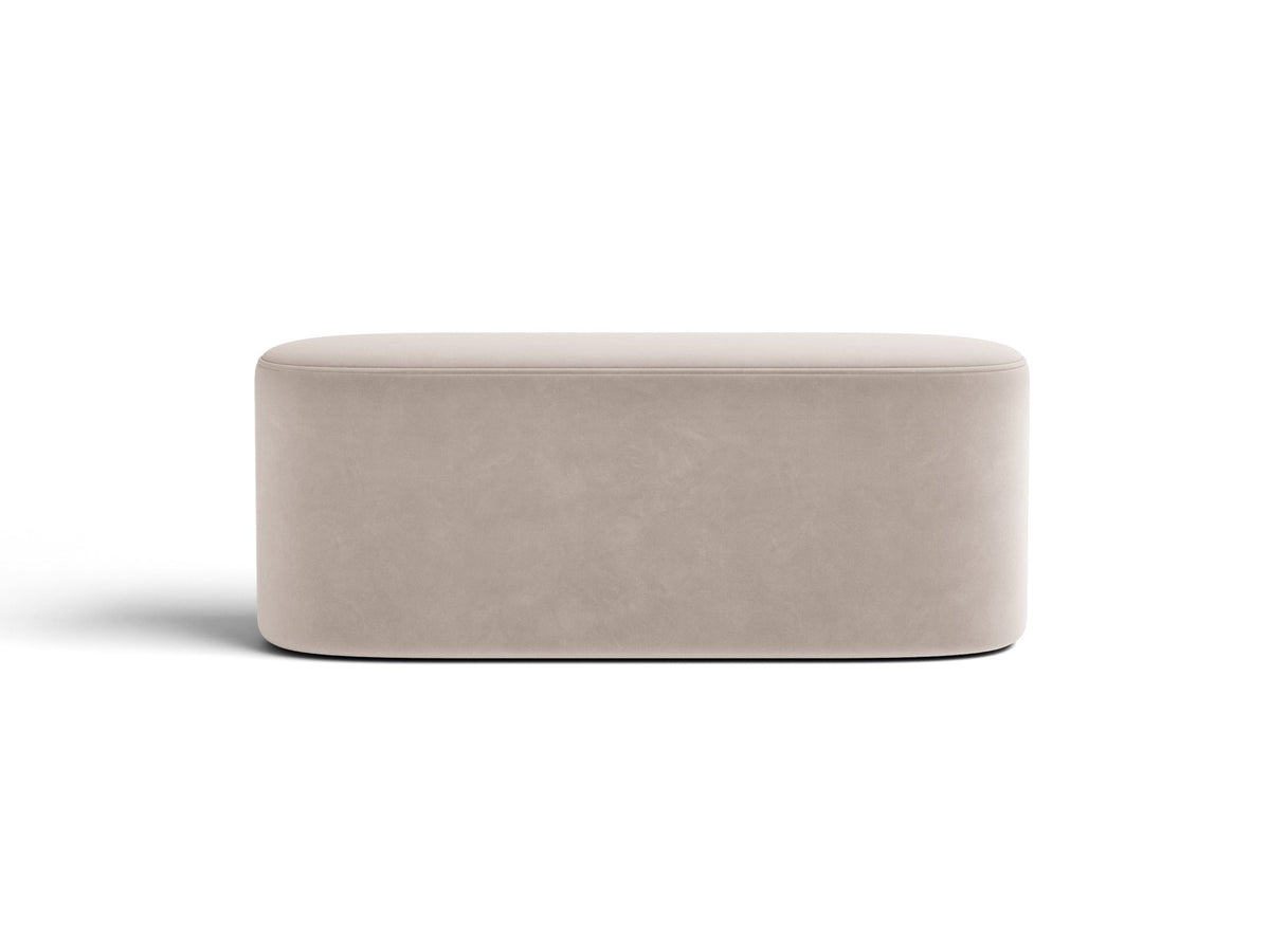 Weisse Sitzbank Dia von Micadoni mit gepolstertem Bouclé-Bezug, schwarzen Kunststoffbeinen und kompaktem, rechteckigem Design.