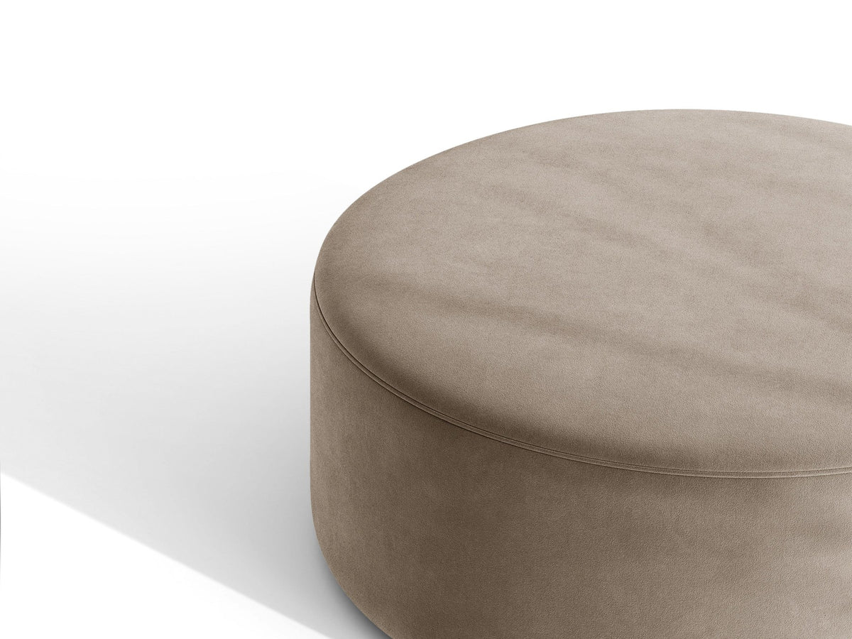 Weisse Sitzbank Dia von Micadoni mit gepolstertem Bouclé-Bezug, schwarzen Kunststoffbeinen und kompaktem, rechteckigem Design.