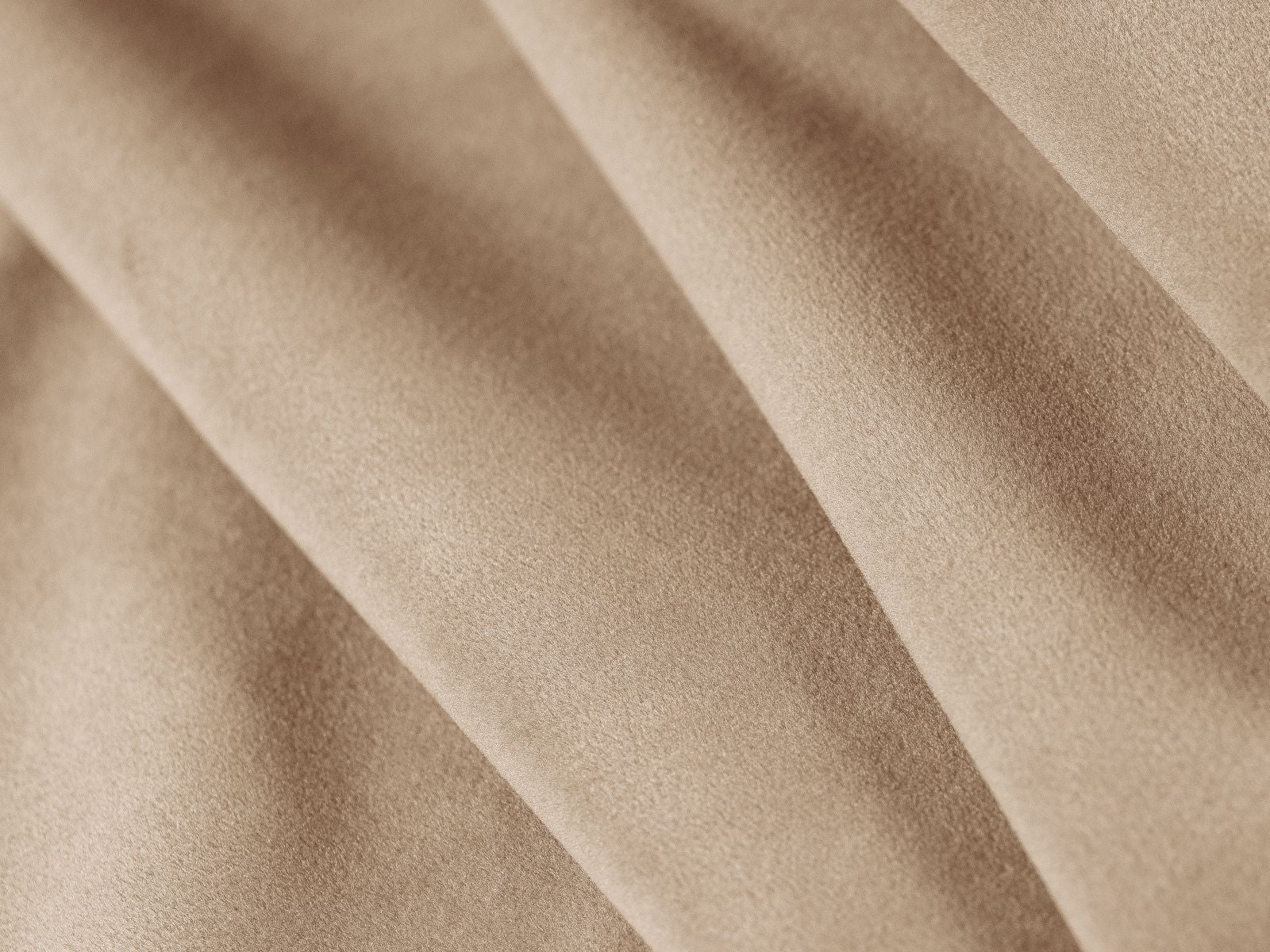 Elegantes Aveline Bett mit 140 cm Kopfteil in zartem Almond Beige, aus luxuriösem Maroon-Magic Velvet von Micadoni gefertigt.