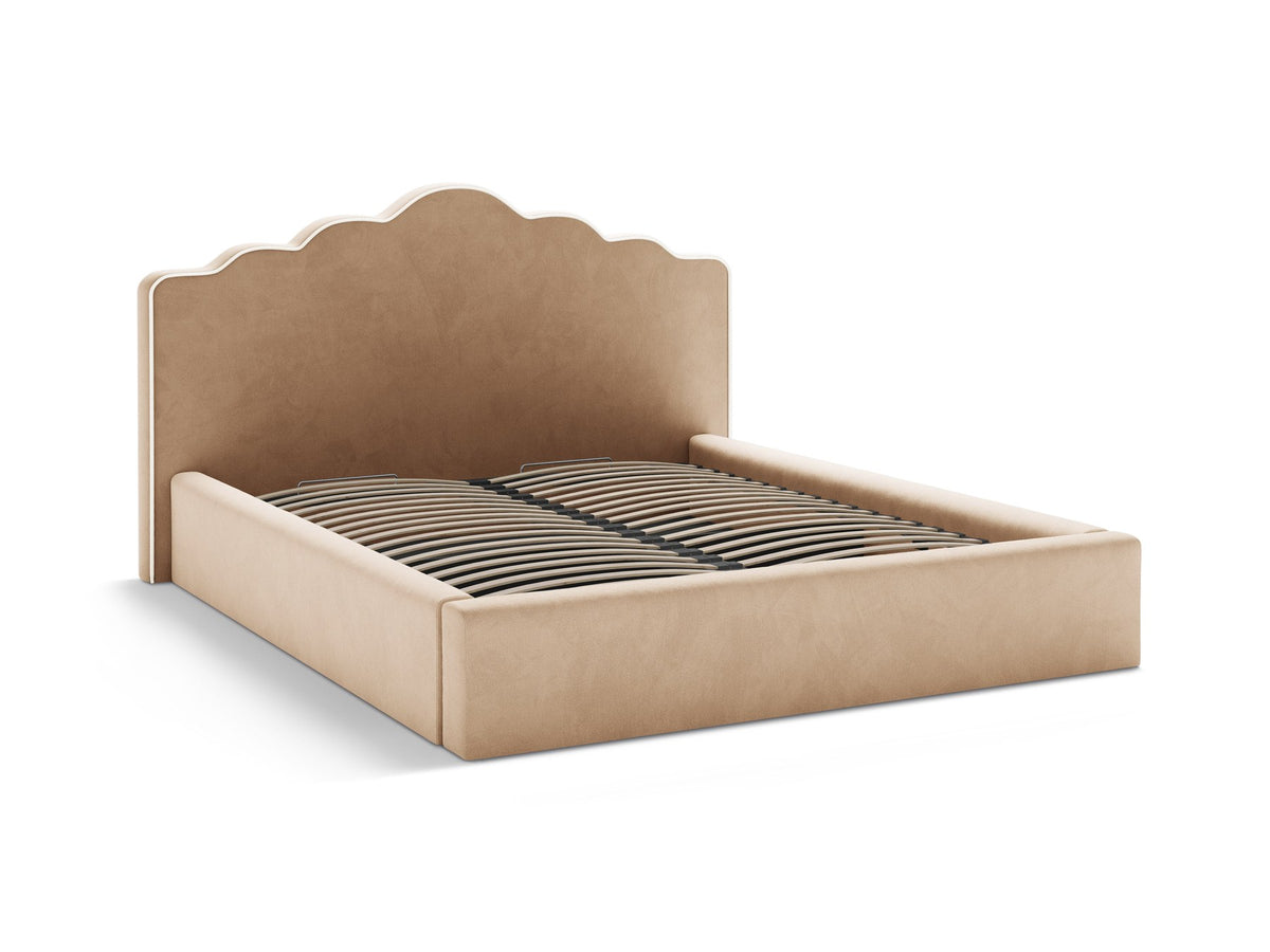 Samtbett Dream von Micadoni in Elfenbein mit hohem gepolstertem Kopfteil, Bettkasten und Beinen aus Polypropylen.