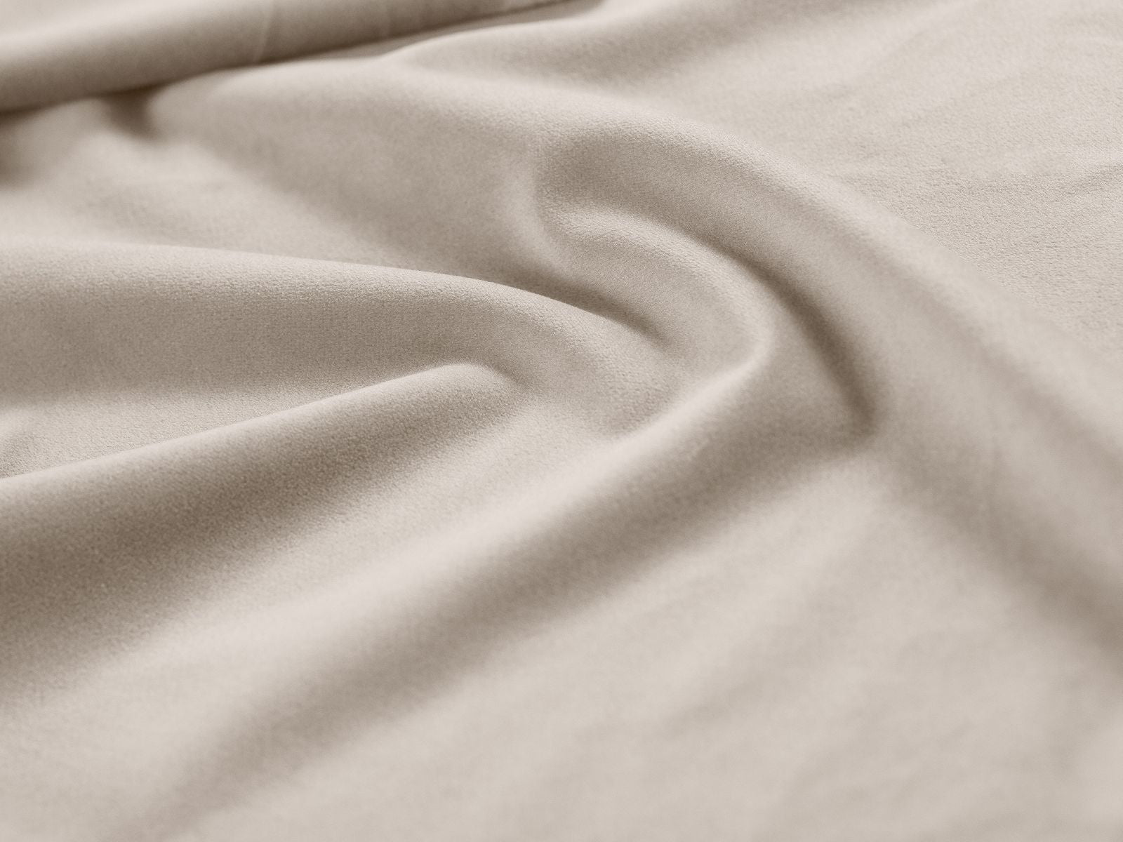 Elegantes Eloise Bett in Ivory-Magic Velvet, 140 cm, ausgestattet mit praktischem Stauraum und einem geschmackvollen Kopfteil für zeitgemäße Wohnräume.
