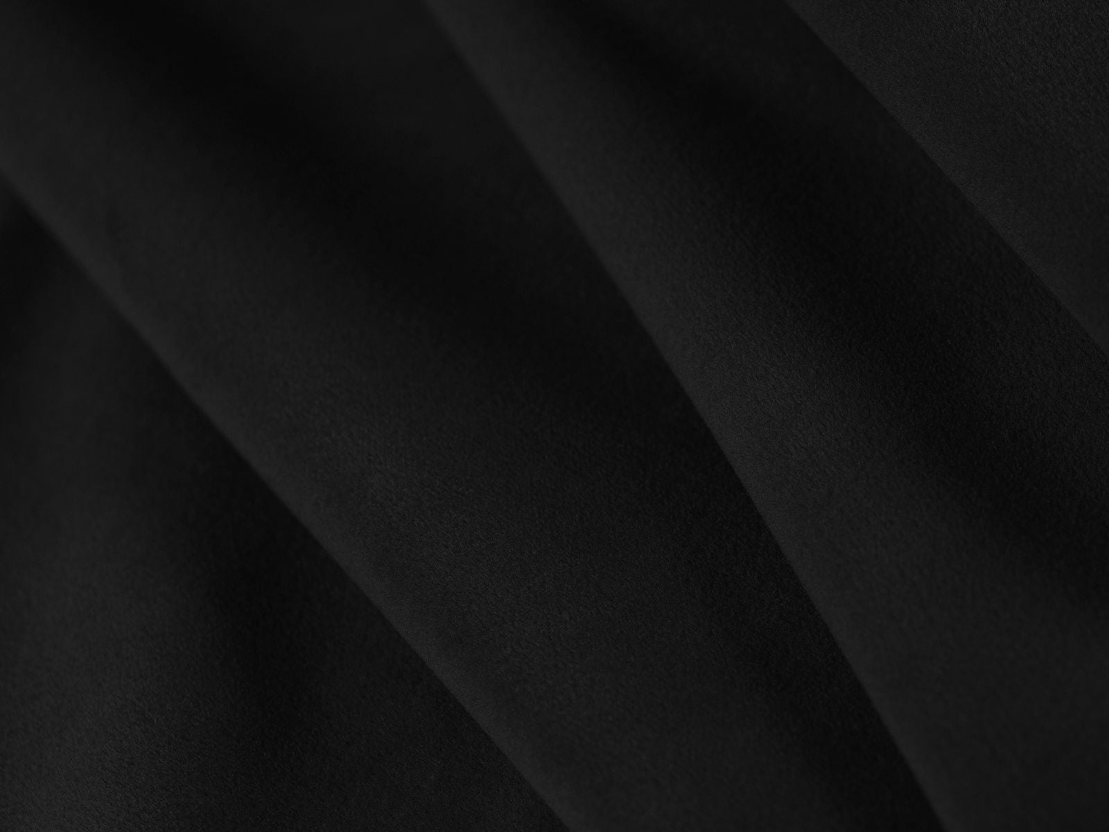 Modernes Ovalo Bett mit 140 cm hohem Kopfteil und integriertem Stauraum, gepolstert mit edlem Black-Magic Velvet für ein stilvolles Ambiente.