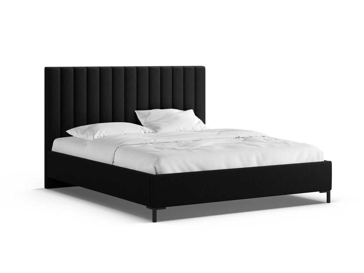 Flaschengrünes Stauraumbett von Micadoni mit gepolstertem Kopfteil, schwarzen Metallbeinen und Bettkasten aus Bouclé-Stoff im Schlafzimmer.