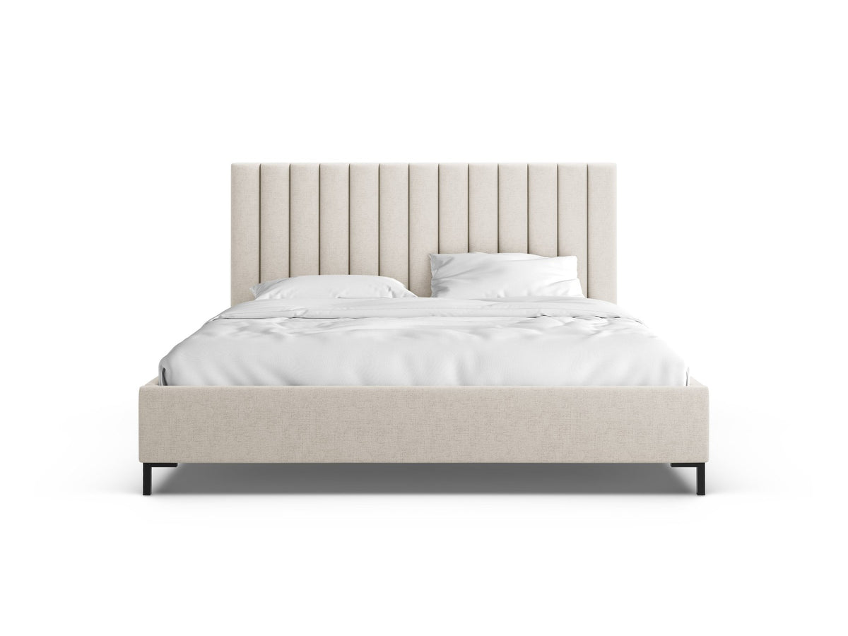 Flaschengrünes Stauraumbett von Micadoni mit gepolstertem Kopfteil, schwarzen Metallbeinen und Bettkasten aus Bouclé-Stoff im Schlafzimmer.
