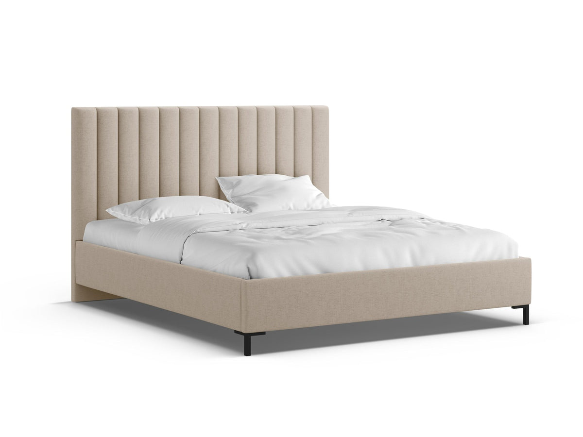 Flaschengrünes Stauraumbett von Micadoni mit gepolstertem Kopfteil, schwarzen Metallbeinen und Bettkasten aus Bouclé-Stoff im Schlafzimmer.