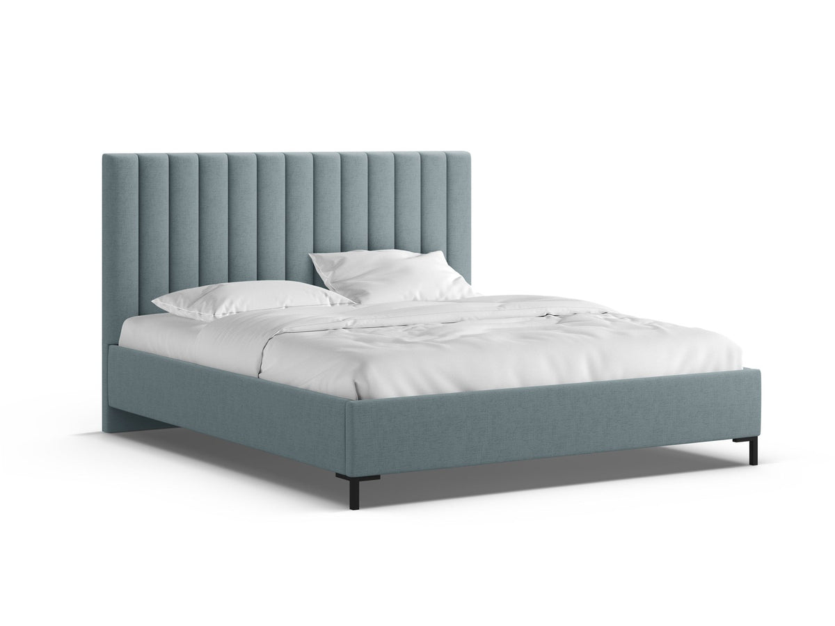 Flaschengrünes Stauraumbett von Micadoni mit gepolstertem Kopfteil, schwarzen Metallbeinen und Bettkasten aus Bouclé-Stoff im Schlafzimmer.
