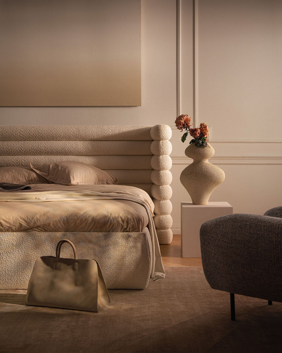 Stauraumbett Mount von Micadoni mit gepolstertem Kopfteil, Massivholzrahmen aus Kiefer und Bettkasten mit Gaslift-Öffnung, Beine aus schwarzem Kunststoff