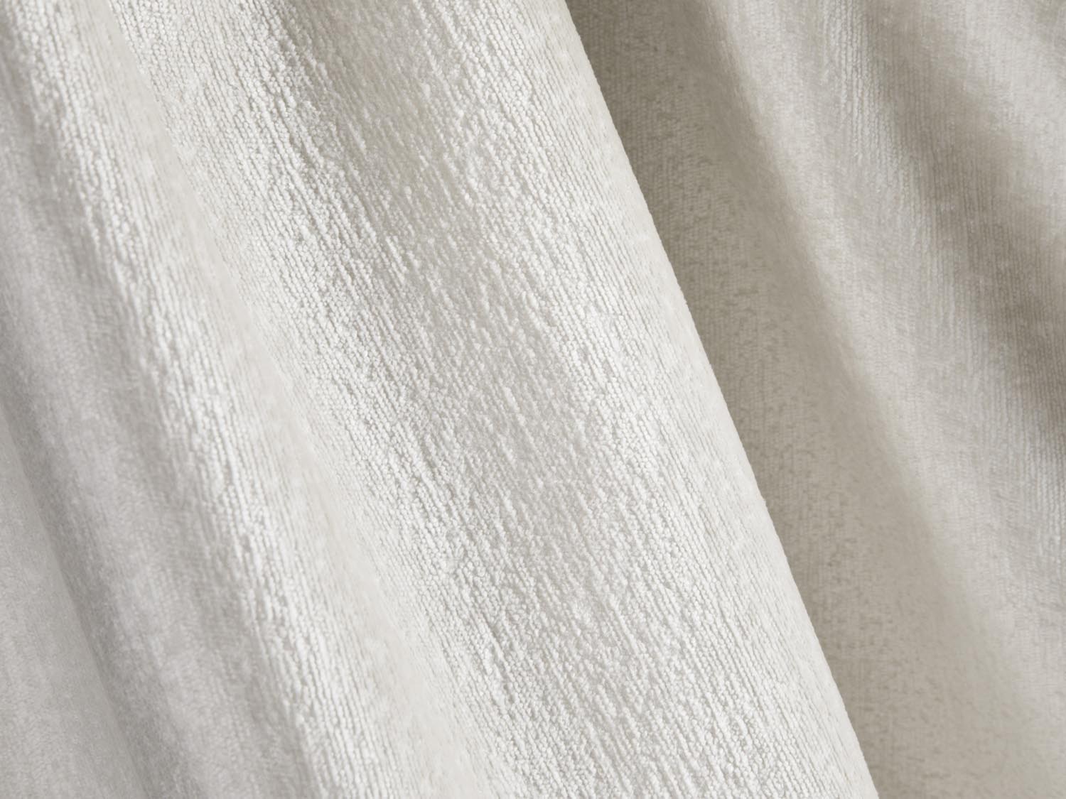 Elegantes Lupine Bett in hellem Beige, ideal für stilvolle Schlafzimmer, bietet zusätzlichen Stauraum und ein ansprechendes Kopfteil.