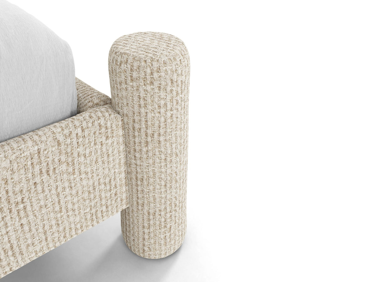 Foto des Vera Betts mit gepolstertem, abgerundetem Kopfteil in leichtem Beige, Chenille-Stoff und gepolsterten Holzbeinen.