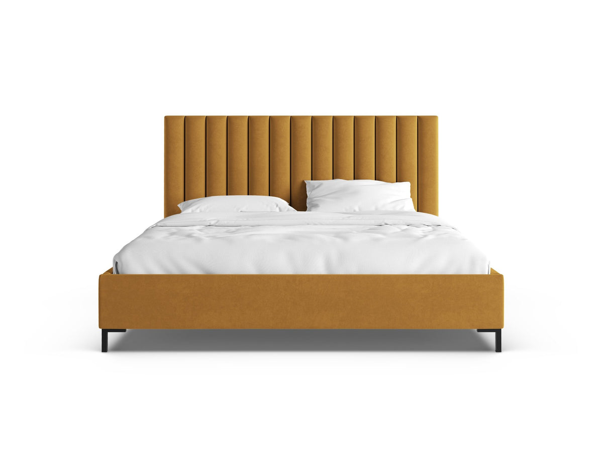 Flaschengrünes Stauraumbett von Micadoni mit gepolstertem Kopfteil, schwarzen Metallbeinen und Bettkasten aus Bouclé-Stoff im Schlafzimmer.