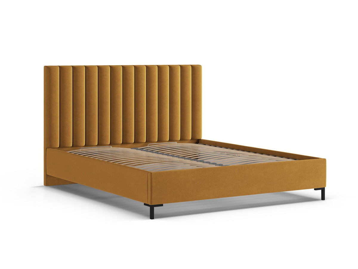 Flaschengrünes Stauraumbett von Micadoni mit gepolstertem Kopfteil, schwarzen Metallbeinen und Bettkasten aus Bouclé-Stoff im Schlafzimmer.