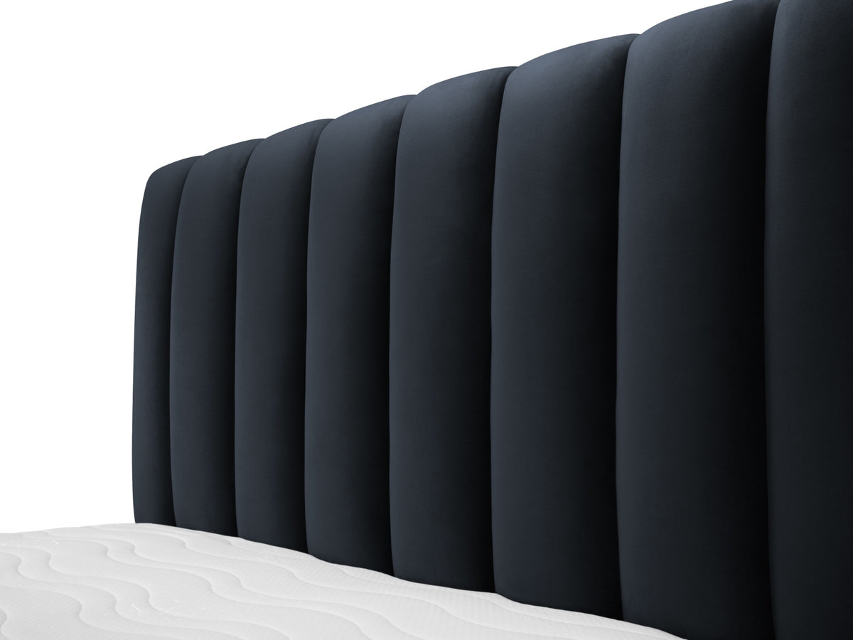Kelp Bett mit Stauraum und Headboard 140cm in Dark Blue-Bluvel präsentiert im Onlineshop von KAQTU Design AG. Bett ist von Micadoni
