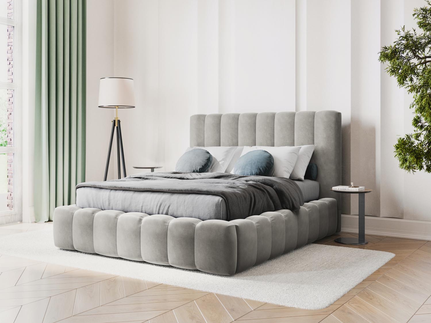 Erleben Sie das elegante Kelp Velour Bett von Micadoni – ideal für Ihr modernes Schlafzimmer, ausgestattet mit praktischem Stauraum und einem komfortablen Headboard.