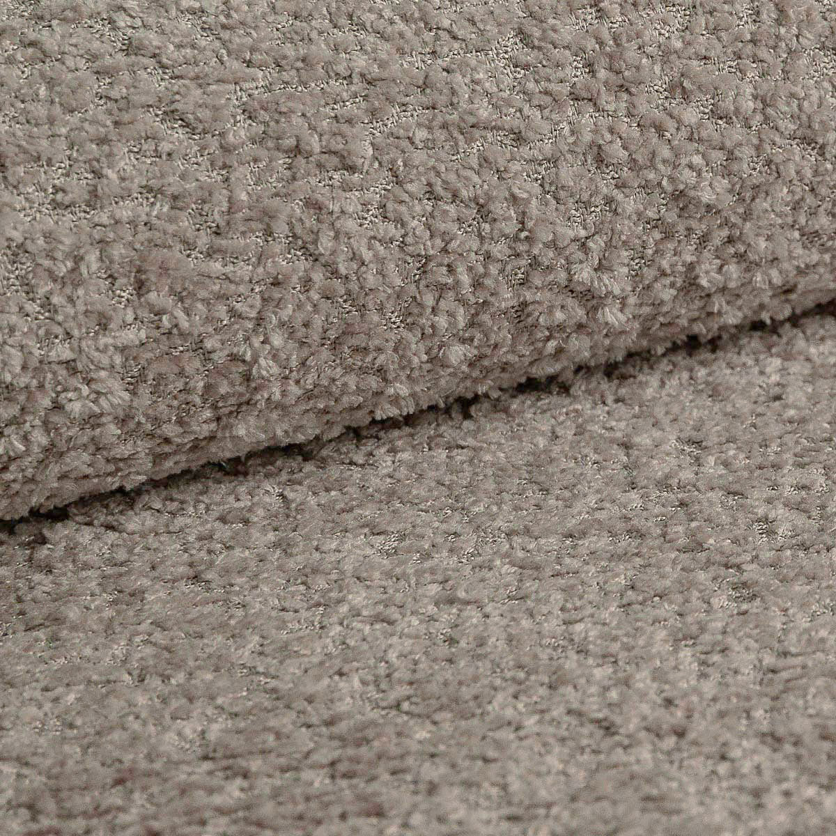 Stauraumbett Mount mit gepolstertem Kopfteil, Massivholzrahmen aus Kiefer und schwarzen Kunststoffbeinen, Bettkasten mit Gaslift-Mechanismus sichtbar geöffnet
