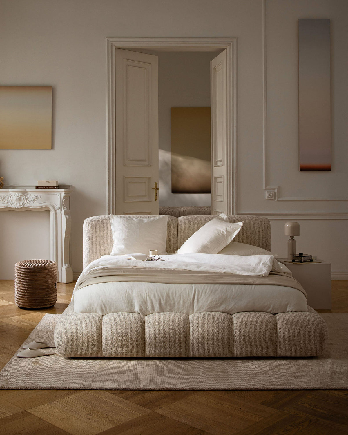 Polsterbett Solange von Micadoni in Light Grey-Magic Velvet, mit gestepptem Kopfteil, Bettkasten und schwarzen Kunststoffbeinen, Grösse 160x200 cm.