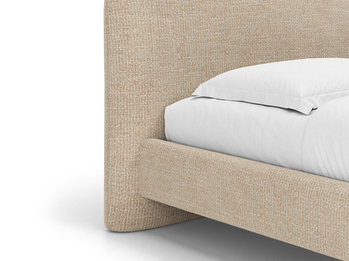 Polstergestell des Vera Betts mit abgerundetem Kopfteil in Chenille-Stoff Perfect Harmony, hellbeige, mit gepolsterten Holzbeinen.