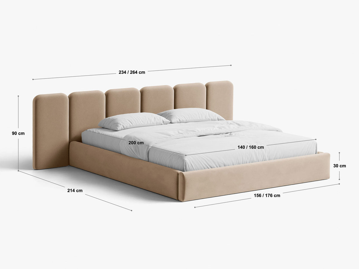 Saga Stauraumbett von Micadoni in Mandel beige mit gepolstertem Kopfteil, Samtbezug Magic Velvet und schwarzen Kunststoffbeinen, Bettkasten geöffnet sichtbar.