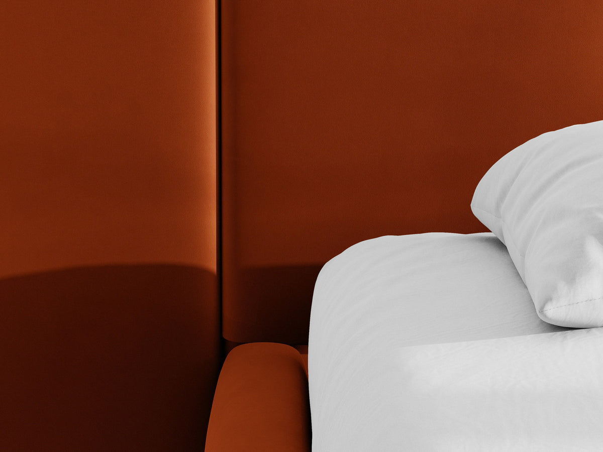 Saga Stauraumbett von Micadoni in Mandel beige mit gepolstertem Kopfteil, Samtbezug Magic Velvet und schwarzen Kunststoffbeinen, Bettkasten geöffnet sichtbar.