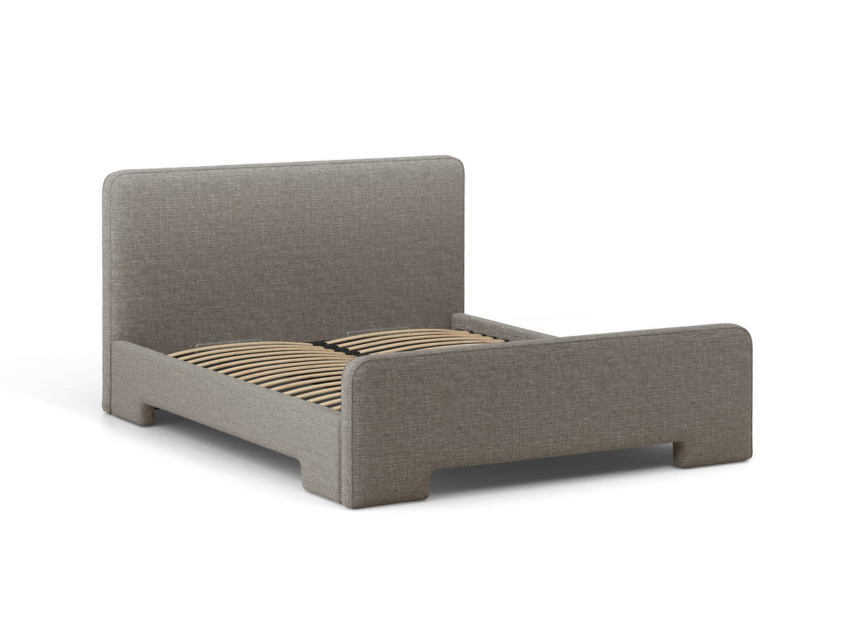 Gepolstertes Eda Bett mit Kopfteil in Beige, Stoffbezug Bjorn, schwarze Kunststoffbeine, schmaler Rahmen, Frontalansicht im Schlafzimmer.