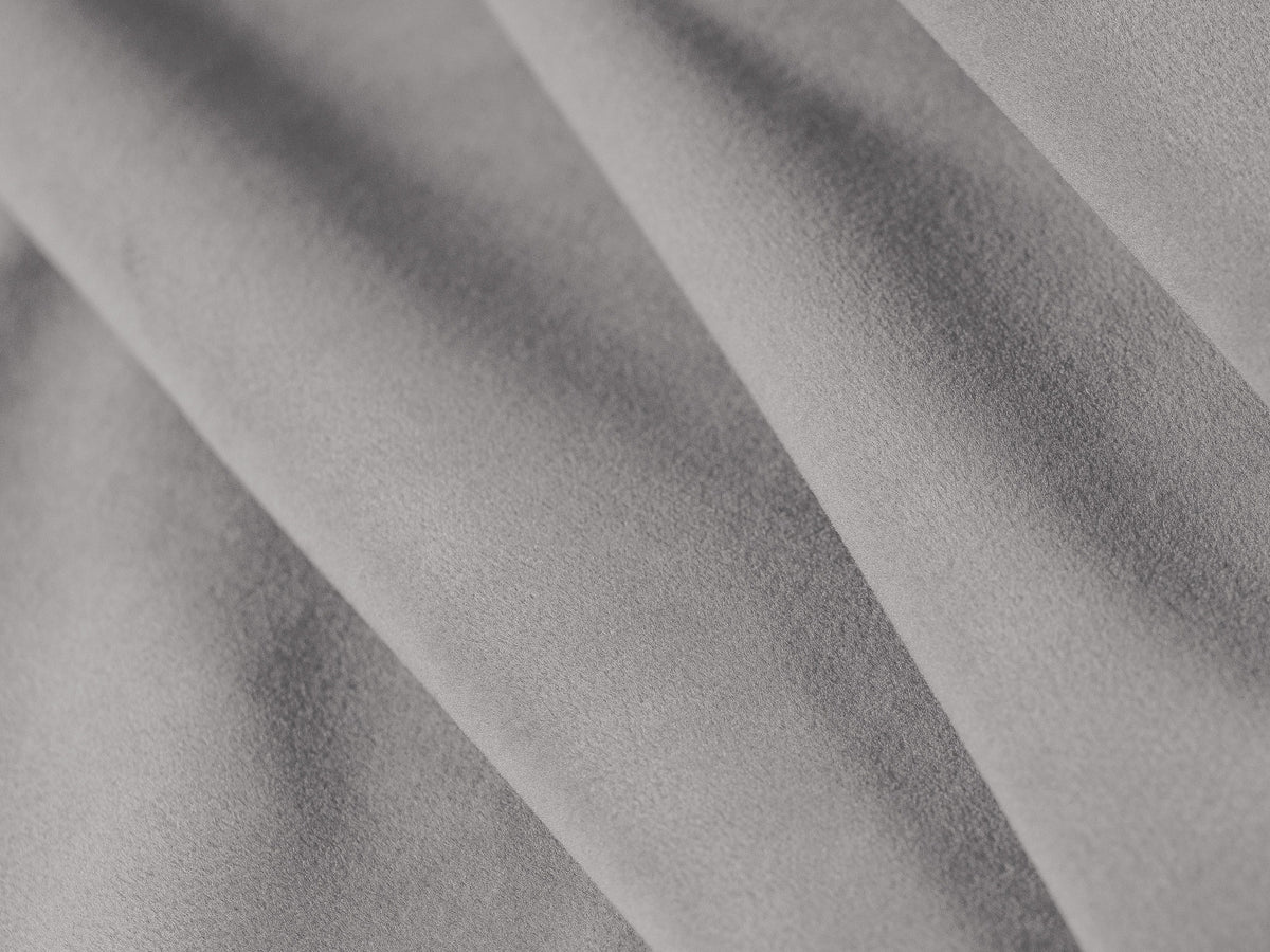 Ovalo Stauraumbett 180x200 cm von Micadoni in Light Grey-Magic Velvet, gepolstertes Kopfteil, Metallrahmen mit Sperrholzlatten, schwarze Kunststoffbeine, Bettkasten frontseitig öffenbar.