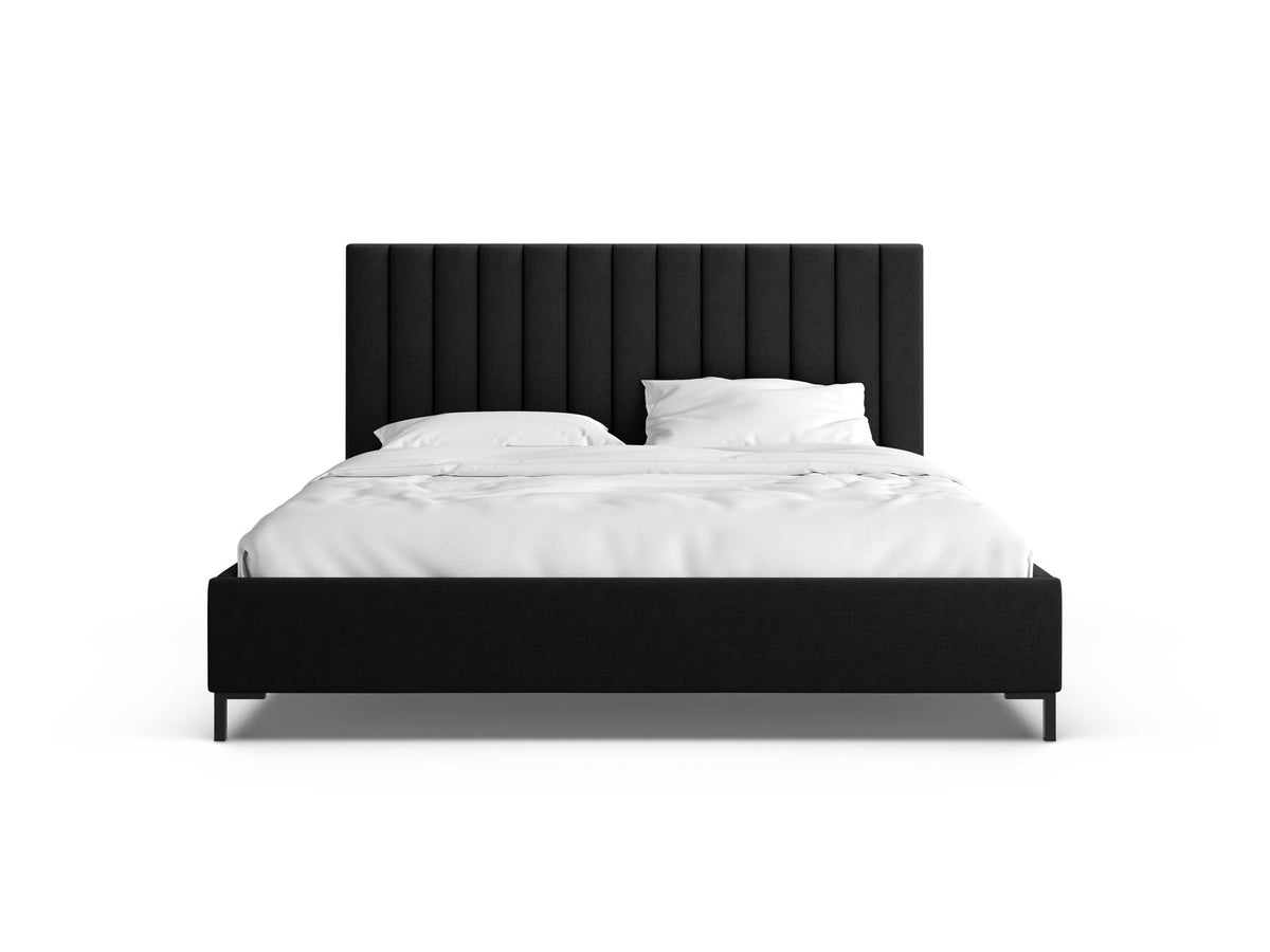 Flaschengrünes Boucle-Bett mit Stauraumkasten, gepolstertem Kopfteil und schwarzen Metallbeinen, Frontalansicht im Schlafzimmer.