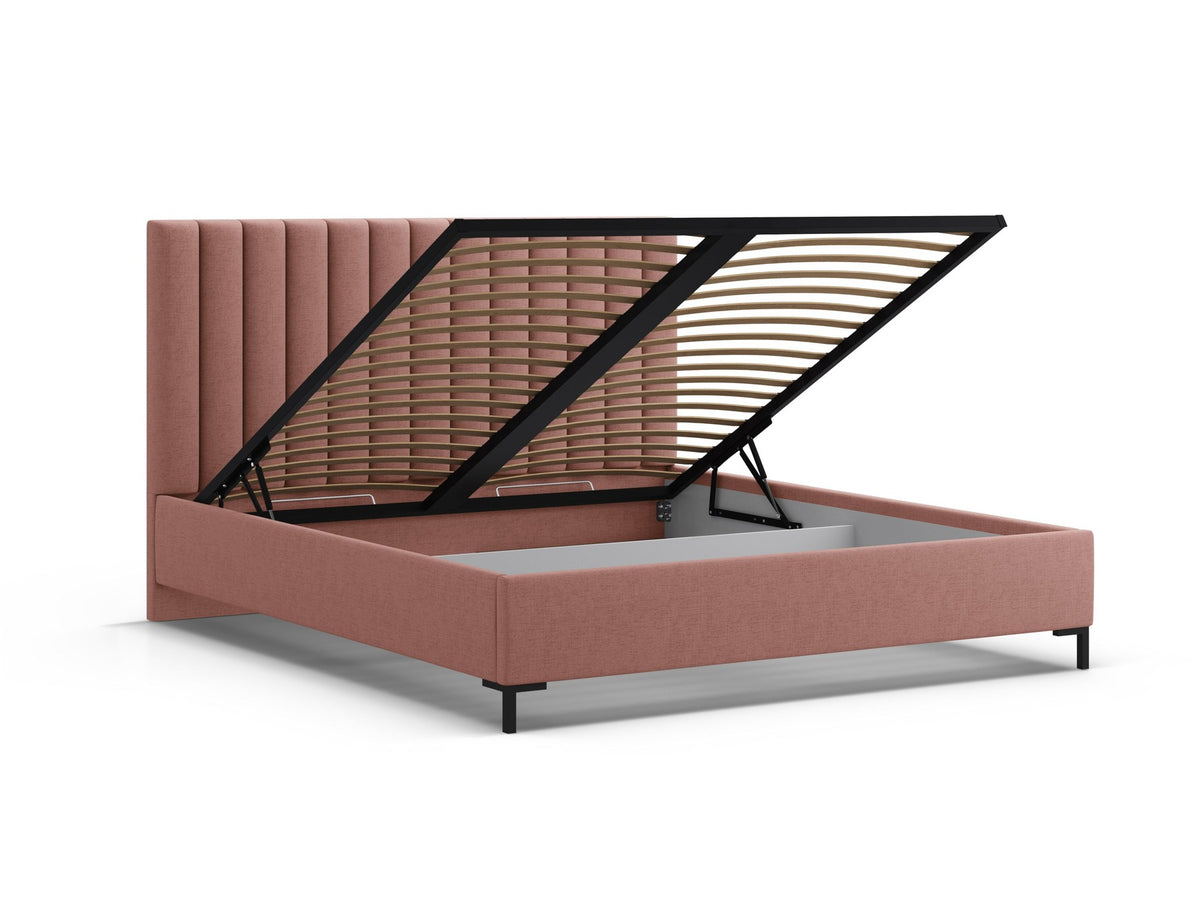 Flaschengrünes Boucle-Bett mit Stauraumkasten, gepolstertem Kopfteil und schwarzen Metallbeinen, Frontalansicht im Schlafzimmer.