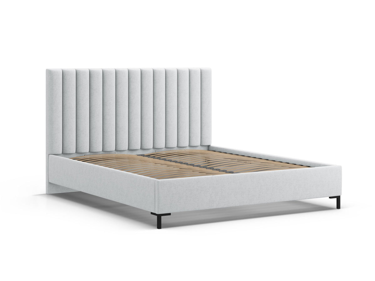 Flaschengrünes Boucle-Bett mit Stauraumkasten, gepolstertem Kopfteil und schwarzen Metallbeinen, Frontalansicht im Schlafzimmer.