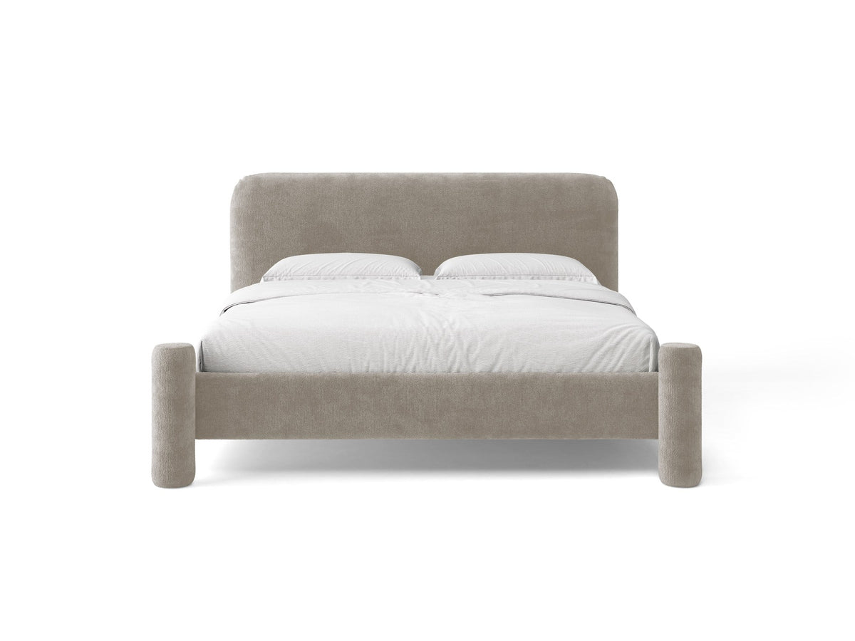 Foto des Vera Betts mit gepolstertem, abgerundetem Kopfteil in leichtem Beige, Chenille-Stoff, Holzbeinen und Doppelbett-Rahmen.