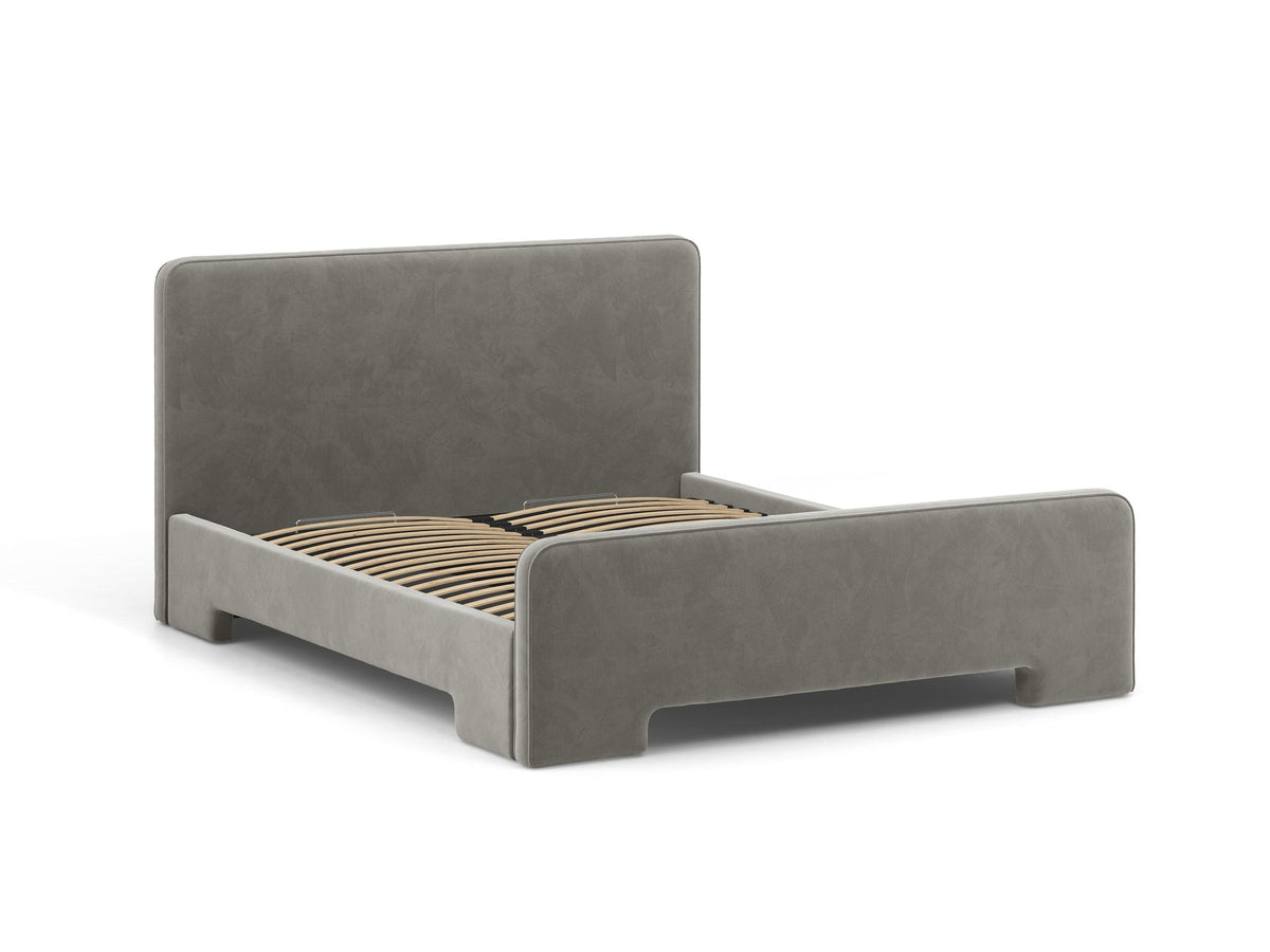 Gepolstertes Eda Bett mit Kopfteil in Beige, Stoffbezug Bjorn, schwarze Kunststoffbeine, schmaler Rahmen, Frontalansicht im Schlafzimmer.