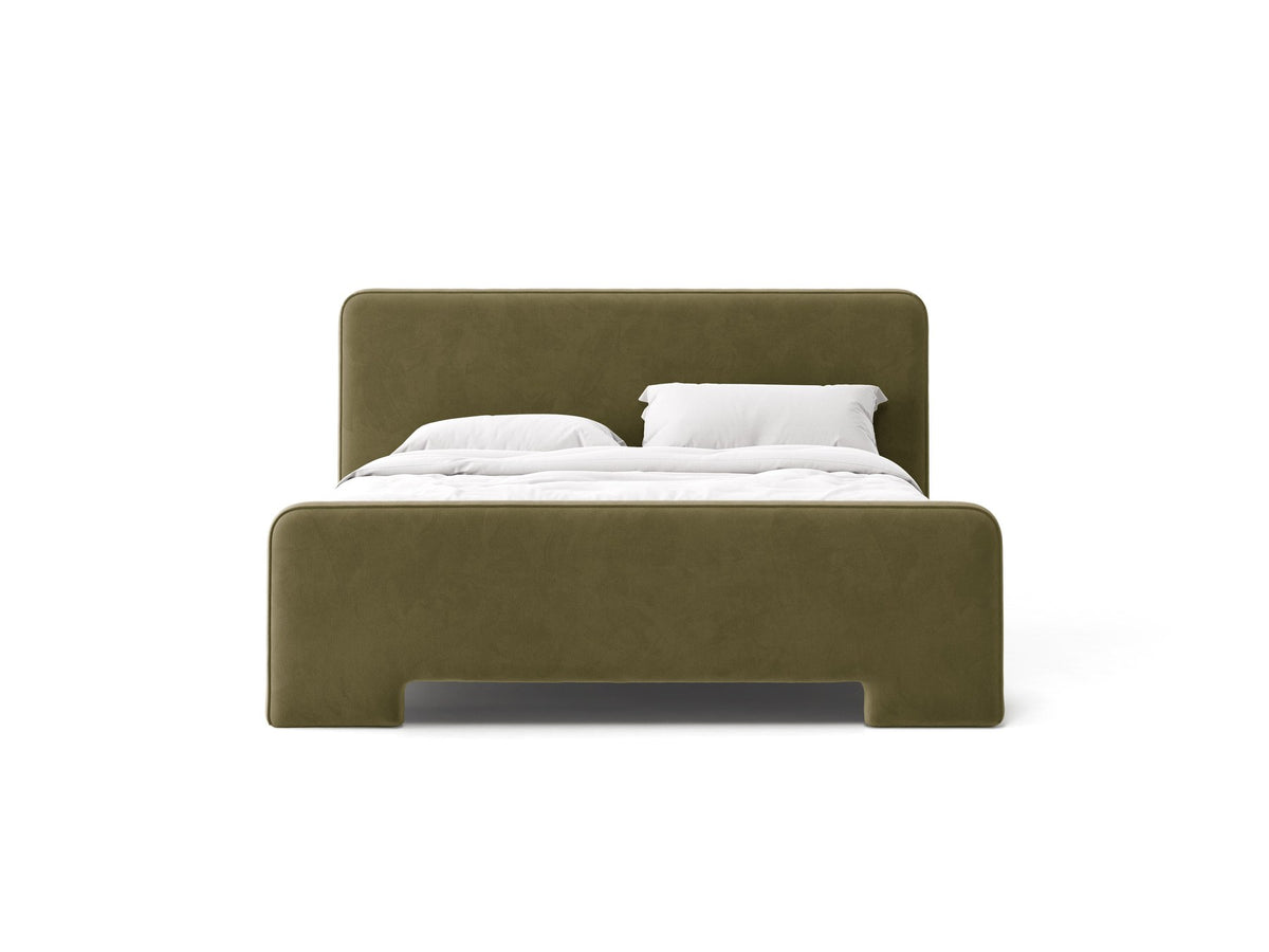 Gepolstertes Eda Bett mit Kopfteil in Beige, Stoffbezug Bjorn, schwarze Kunststoffbeine, schmaler Rahmen, Frontalansicht im Schlafzimmer.