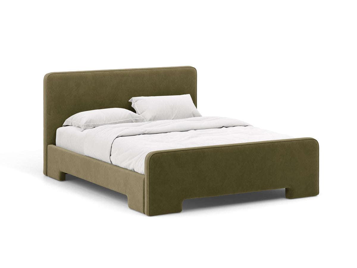 Gepolstertes Eda Bett mit Kopfteil in Beige, Stoffbezug Bjorn, schwarze Kunststoffbeine, schmaler Rahmen, Frontalansicht im Schlafzimmer.