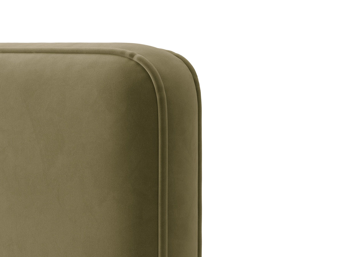 Gepolstertes Eda Bett mit Kopfteil in Beige, Stoffbezug Bjorn, schwarze Kunststoffbeine, schmaler Rahmen, Frontalansicht im Schlafzimmer.