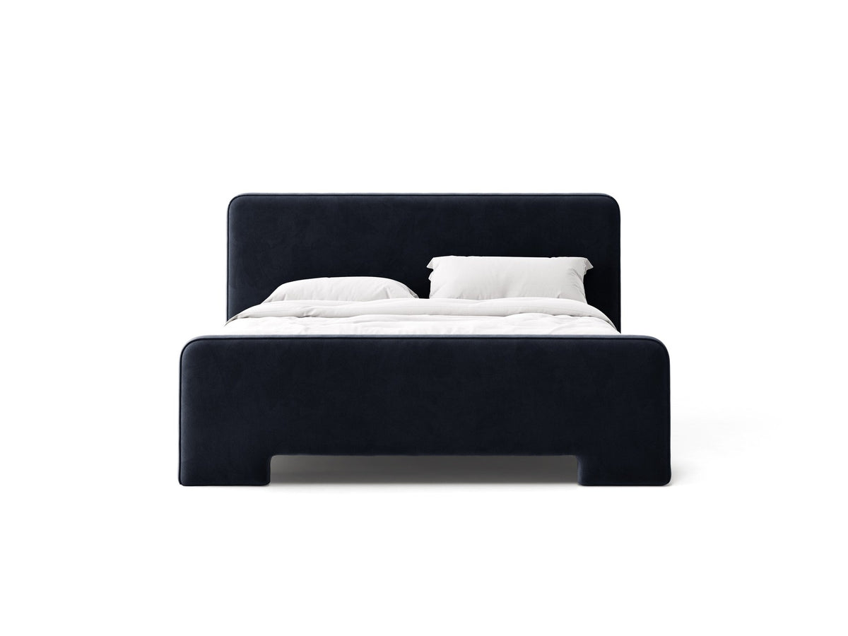 Gepolstertes Eda Bett mit Kopfteil in Beige, Stoffbezug Bjorn, schwarze Kunststoffbeine, schmaler Rahmen, Frontalansicht im Schlafzimmer.