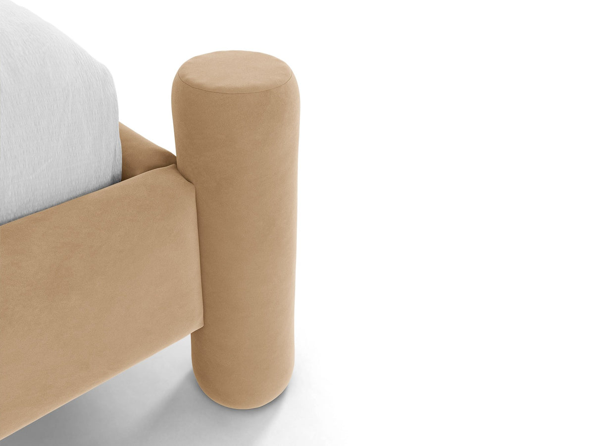 Foto des Vera Betts mit gepolstertem, abgerundetem Kopfteil in leichtem Beige, Chenille-Stoff, Holzbeinen und Doppelbett-Rahmen.