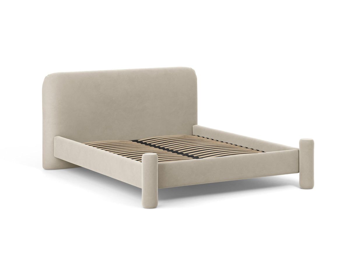Foto des Vera Betts mit gepolstertem, abgerundetem Kopfteil in leichtem Beige, Chenille-Stoff, Holzbeinen und Doppelbett-Rahmen.