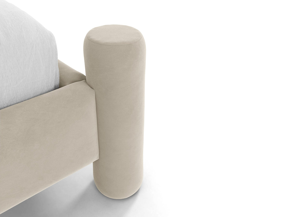 Foto des Vera Betts mit gepolstertem, abgerundetem Kopfteil in leichtem Beige, Chenille-Stoff, Holzbeinen und Doppelbett-Rahmen.