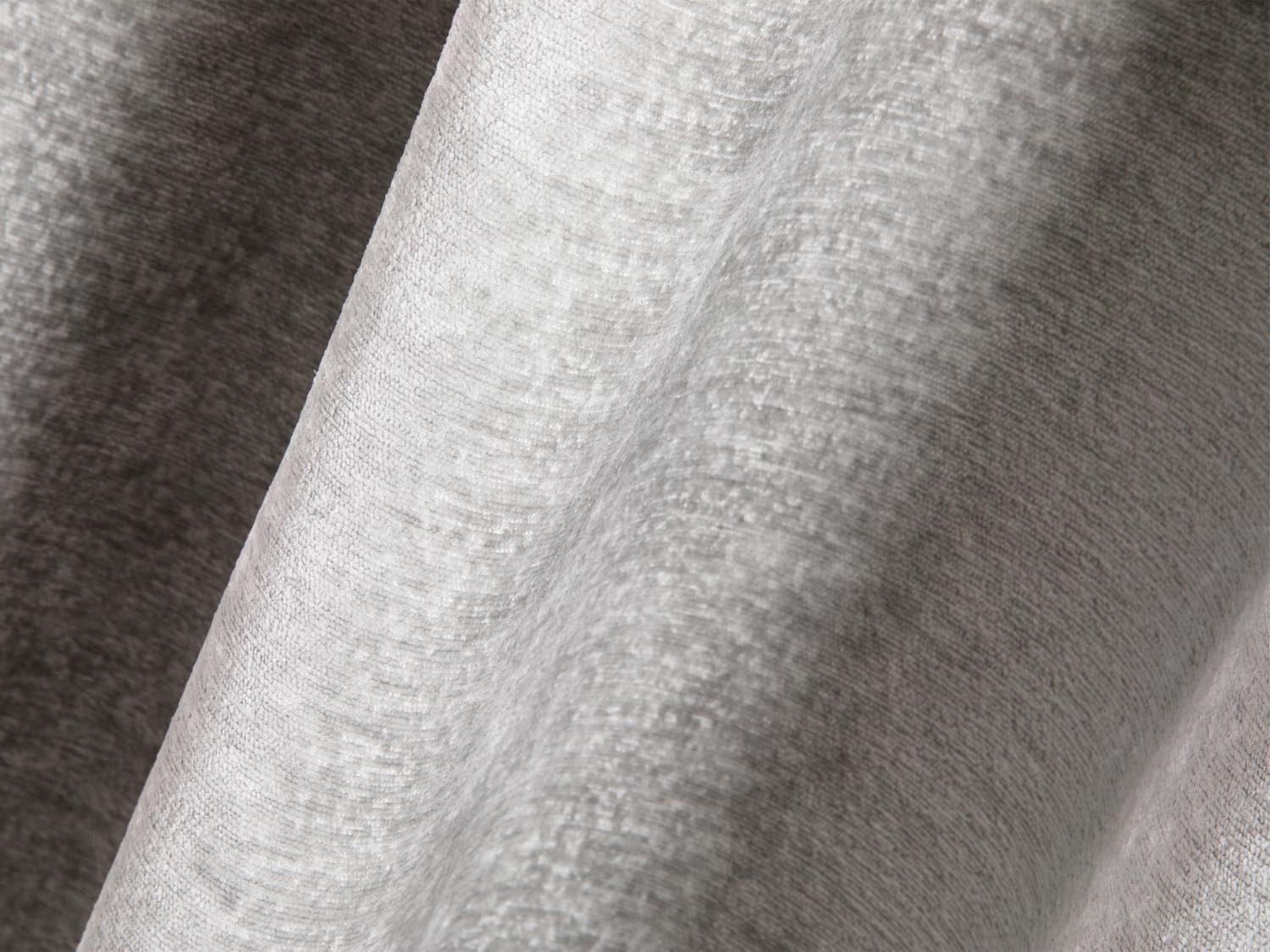 Elegantes Micadoni Bett Lupine mit 180 cm Breite, ideal für stilvolle Schlafzimmer, bietet zusätzlichen Stauraum und ein ansprechendes Kopfteil.