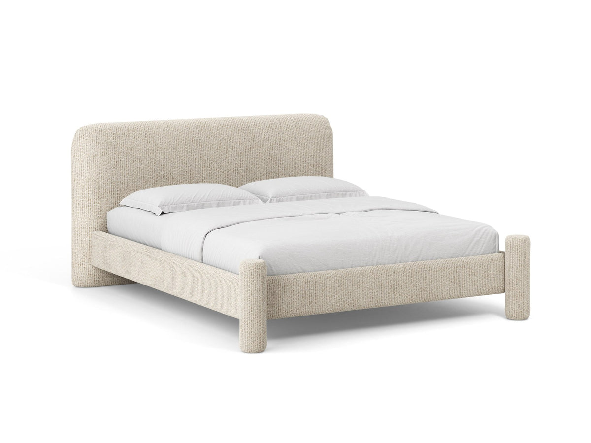 Foto des Vera Betts mit gepolstertem, abgerundetem Kopfteil in leichtem Beige, Chenille-Stoff, Holzbeinen und Doppelbett-Rahmen.