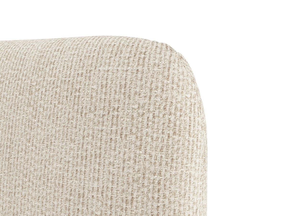 Foto des Vera Betts mit gepolstertem, abgerundetem Kopfteil in leichtem Beige, Chenille-Stoff, Holzbeinen und Doppelbett-Rahmen.