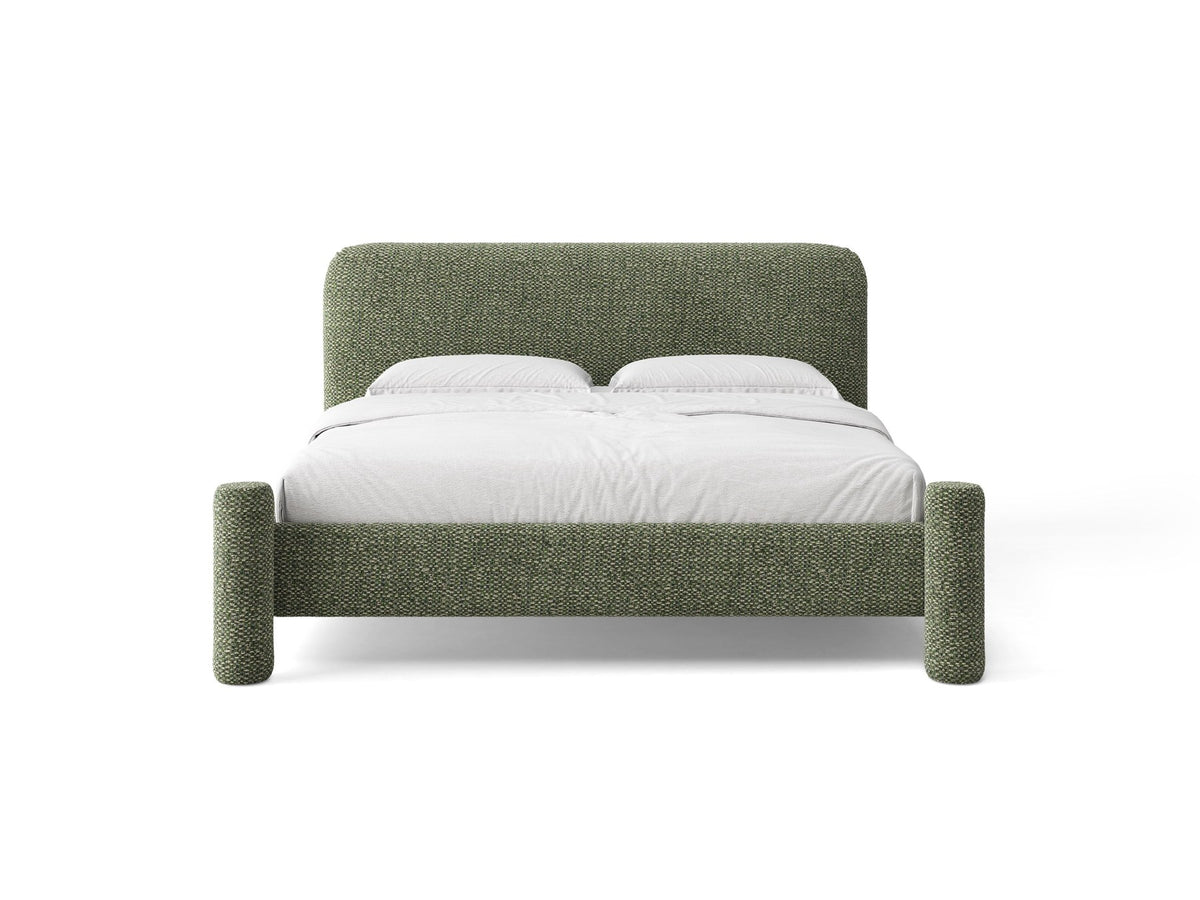 Foto des Vera Betts mit gepolstertem, abgerundetem Kopfteil in leichtem Beige, Chenille-Stoff, Holzbeinen und Doppelbett-Rahmen.
