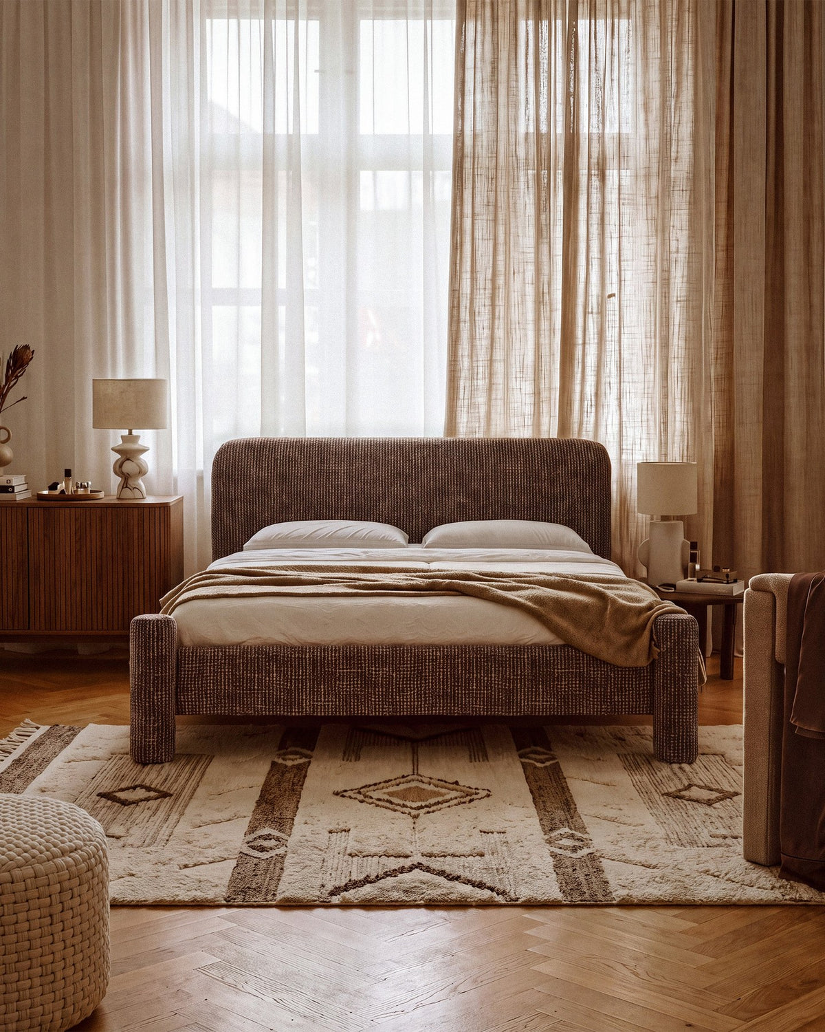 Foto des Vera Betts mit gepolstertem, abgerundetem Kopfteil in leichtem Beige, Chenille-Stoff, Holzbeinen und Doppelbett-Rahmen.