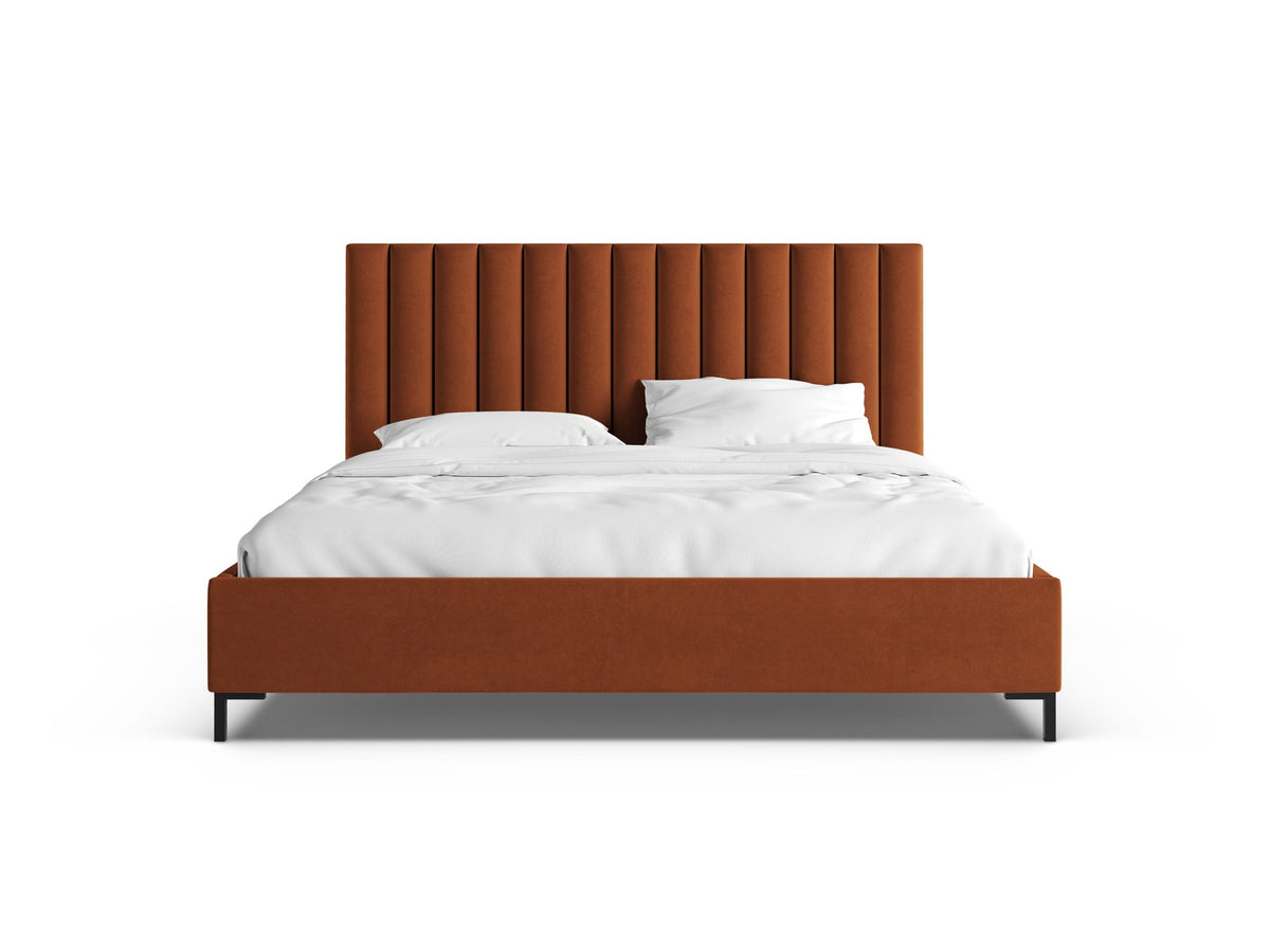 Flaschengrünes Boucle-Bett mit Stauraumkasten, gepolstertem Kopfteil und schwarzen Metallbeinen, Frontalansicht im Schlafzimmer.