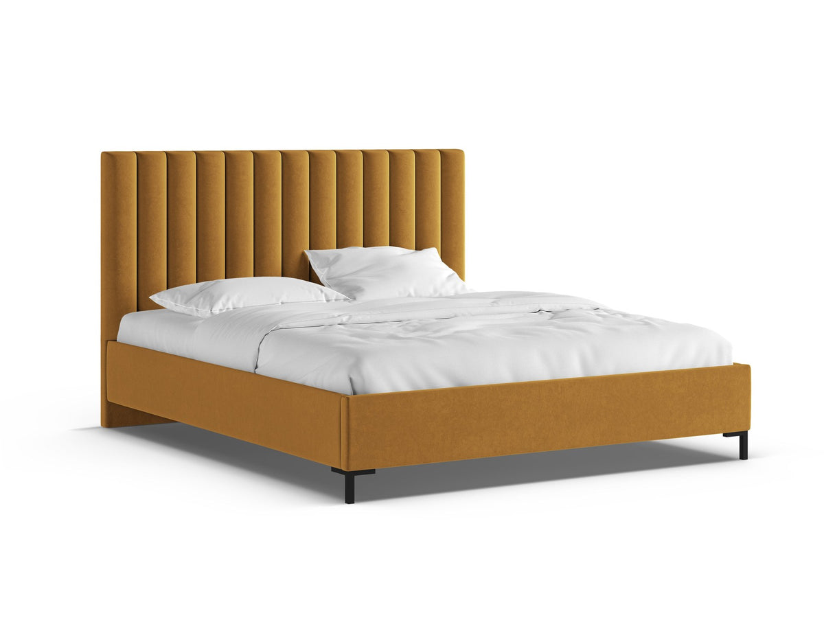 Flaschengrünes Boucle-Bett mit Stauraumkasten, gepolstertem Kopfteil und schwarzen Metallbeinen, Frontalansicht im Schlafzimmer.